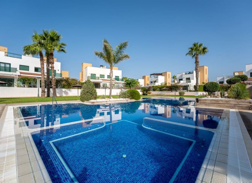 Chalet de 3 habitaciones en Rojales en venta con piscina garaje - 430.000 € (Ref: 9336920)