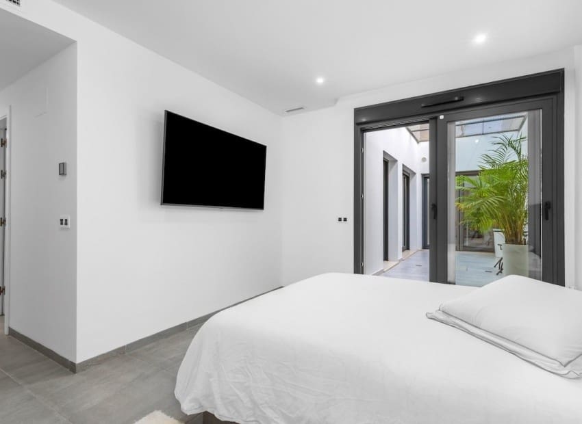 Chalet de 4 habitaciones en San Miguel de Salinas en venta con piscina - 695.000 € (Ref: 9340178)