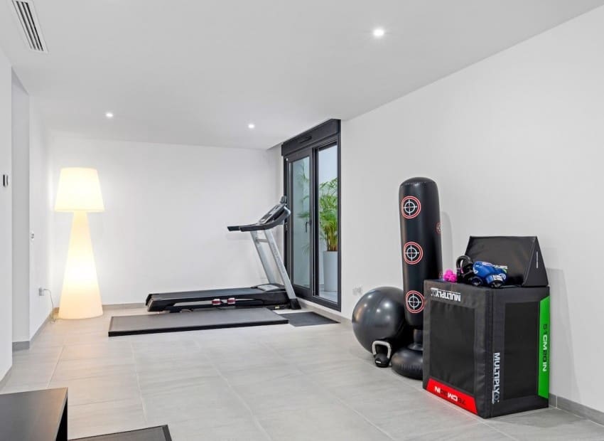 Chalet de 4 habitaciones en San Miguel de Salinas en venta con piscina - 695.000 € (Ref: 9340178)