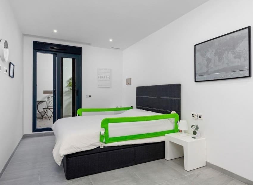 Chalet de 4 habitaciones en San Miguel de Salinas en venta con piscina - 695.000 € (Ref: 9340178)