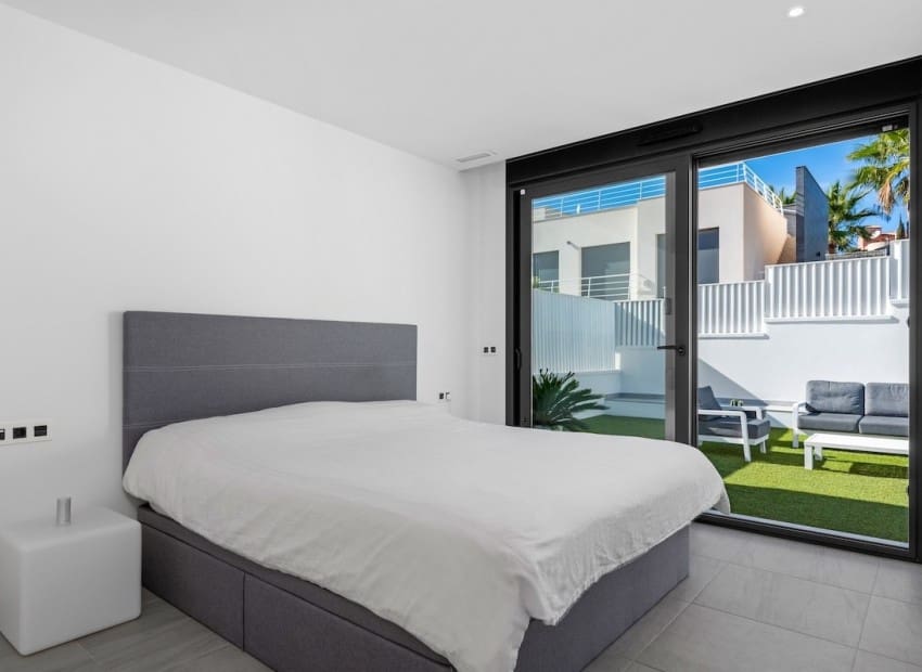 Chalet de 4 habitaciones en San Miguel de Salinas en venta con piscina - 695.000 € (Ref: 9340178)