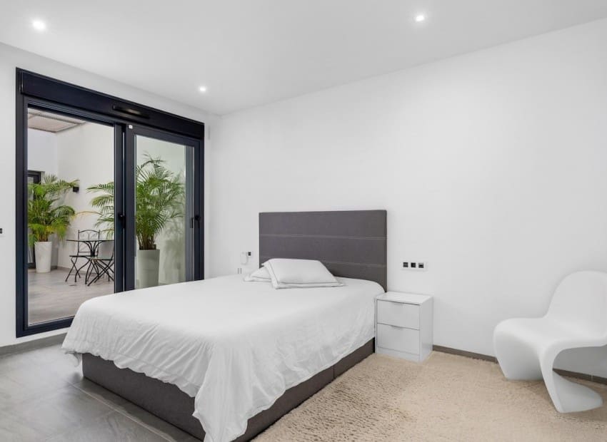 Chalet de 4 habitaciones en San Miguel de Salinas en venta con piscina - 695.000 € (Ref: 9340178)