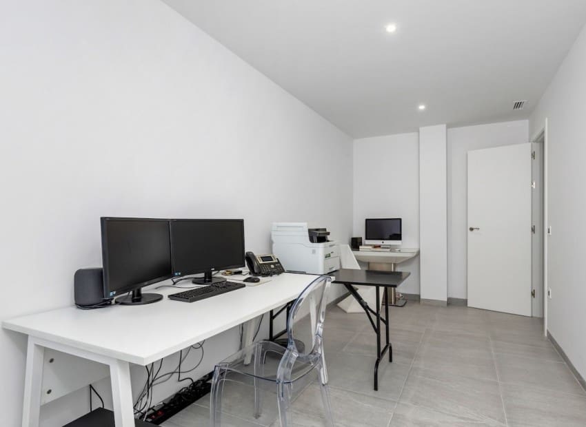 Chalet de 4 habitaciones en San Miguel de Salinas en venta con piscina - 695.000 € (Ref: 9340178)