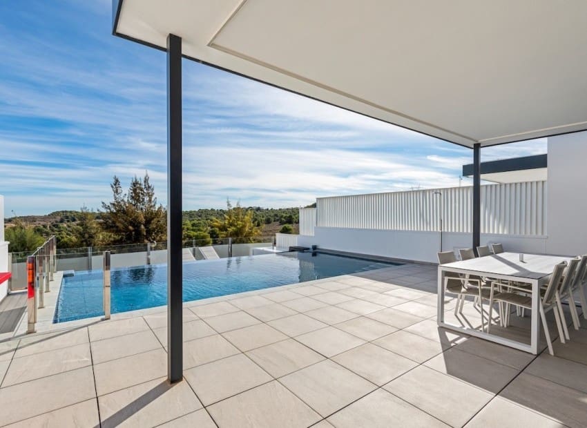 Chalet de 4 habitaciones en San Miguel de Salinas en venta con piscina - 695.000 € (Ref: 9340178)