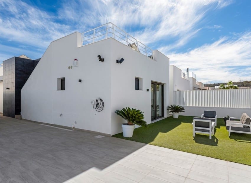 Chalet de 4 habitaciones en San Miguel de Salinas en venta con piscina - 695.000 € (Ref: 9340178)