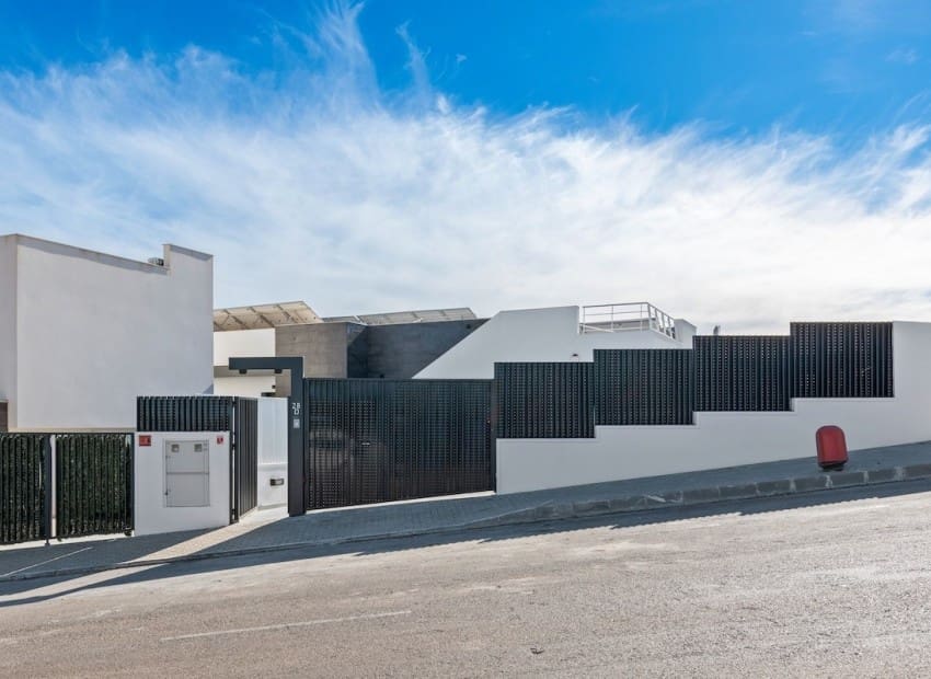 Chalet de 4 habitaciones en San Miguel de Salinas en venta con piscina - 695.000 € (Ref: 9340178)