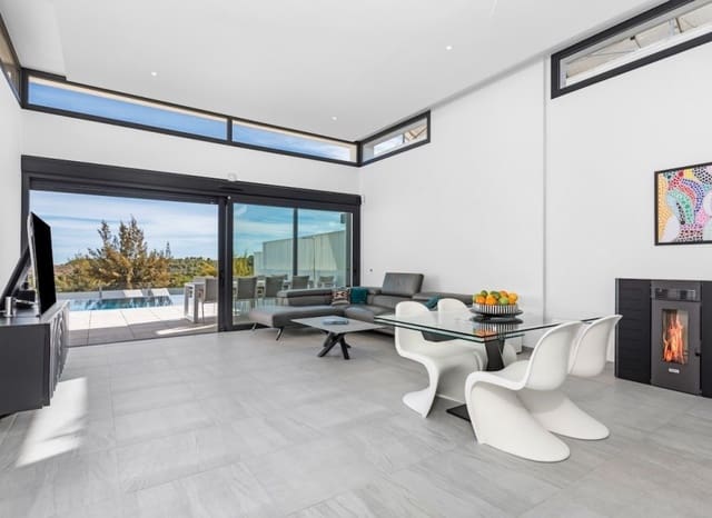 Chalet de 4 habitaciones en San Miguel de Salinas en venta con piscina - 695.000 € (Ref: 9340178)