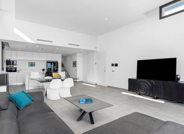 Chalet de 4 habitaciones en San Miguel de Salinas en venta con piscina - 695.000 € (Ref: 9340178)