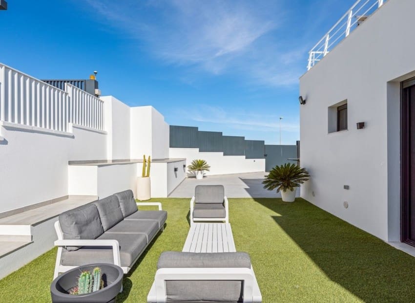 Chalet de 4 habitaciones en San Miguel de Salinas en venta con piscina - 695.000 € (Ref: 9340178)