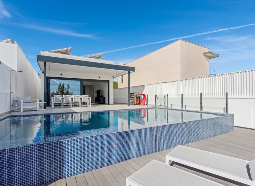 Chalet de 4 habitaciones en San Miguel de Salinas en venta con piscina - 695.000 € (Ref: 9340178)