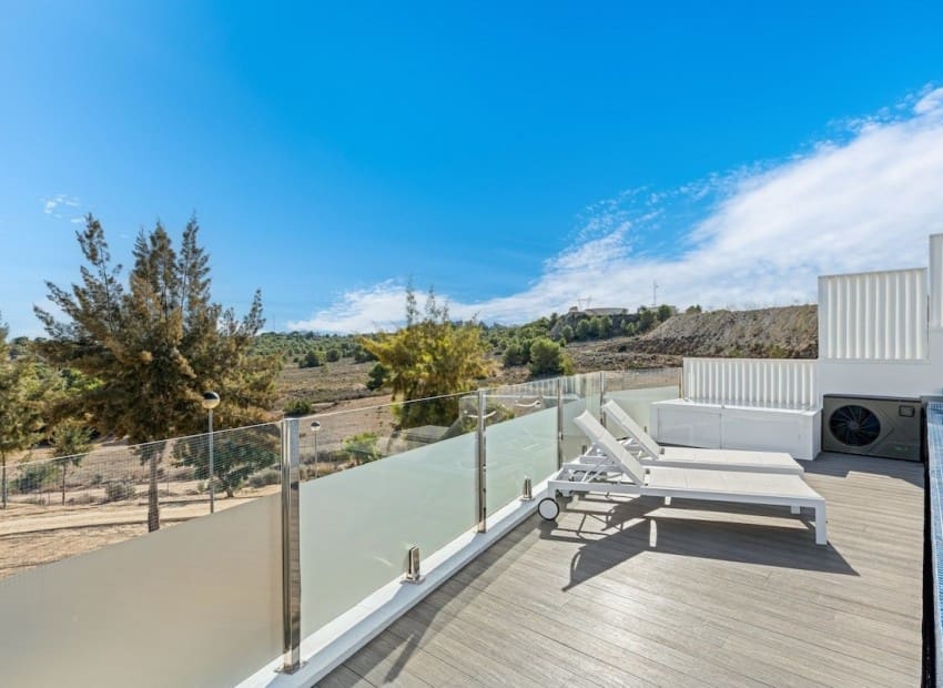 Chalet de 4 habitaciones en San Miguel de Salinas en venta con piscina - 695.000 € (Ref: 9340178)