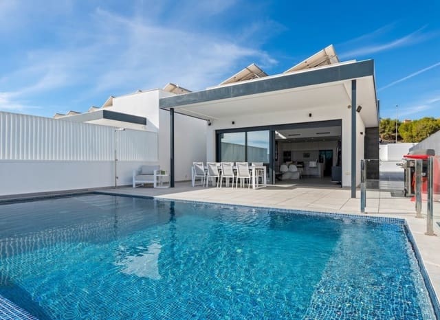 Chalet de 4 habitaciones en San Miguel de Salinas en venta con piscina - 695.000 € (Ref: 9340178)