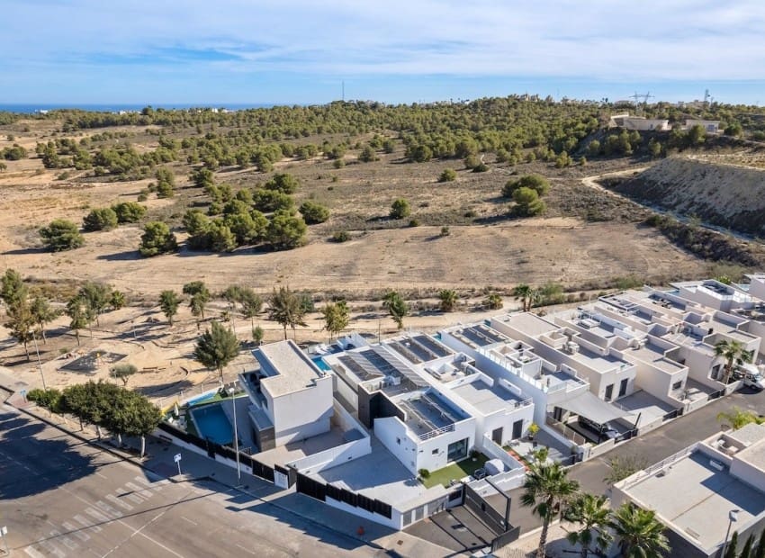 Chalet de 4 habitaciones en San Miguel de Salinas en venta con piscina - 695.000 € (Ref: 9340178)