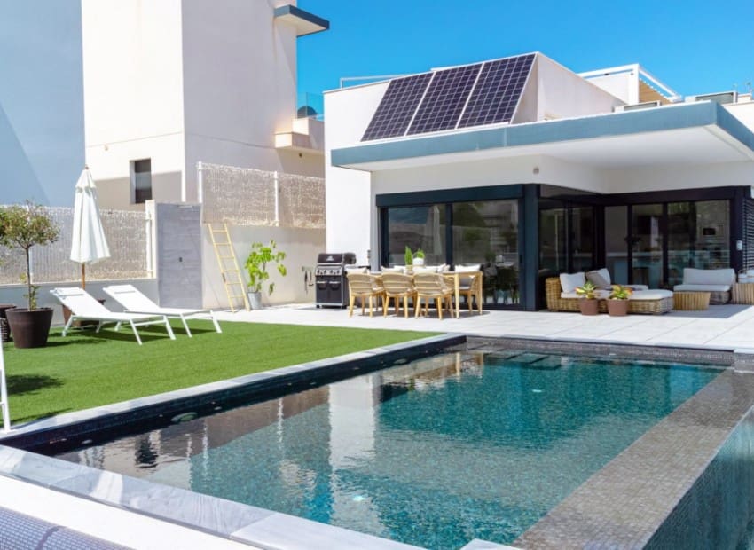 5 Zimmer Villa zu verkaufen in San Miguel de Salinas mit Pool Garage - 799.900 € (Ref: 9341636)