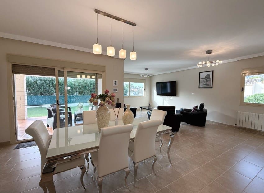 4 bedroom Villa for sale in Calpe / Calp with pool garage - € 899,500 (Ref: 9348431)