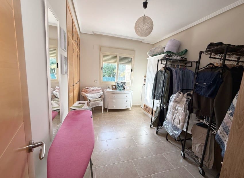 4 bedroom Villa for sale in Calpe / Calp with pool garage - € 899,500 (Ref: 9348431)