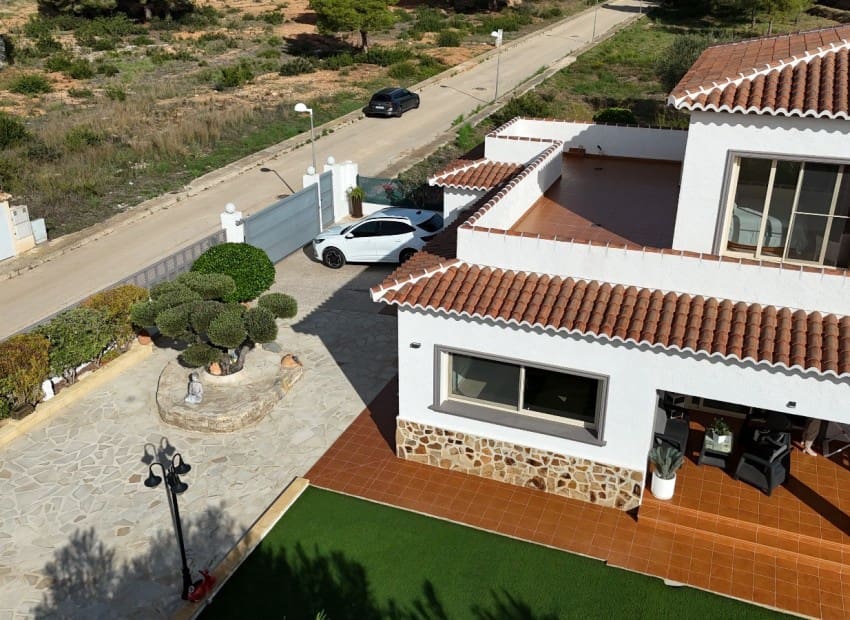 4 bedroom Villa for sale in Calpe / Calp with pool garage - € 899,500 (Ref: 9348431)