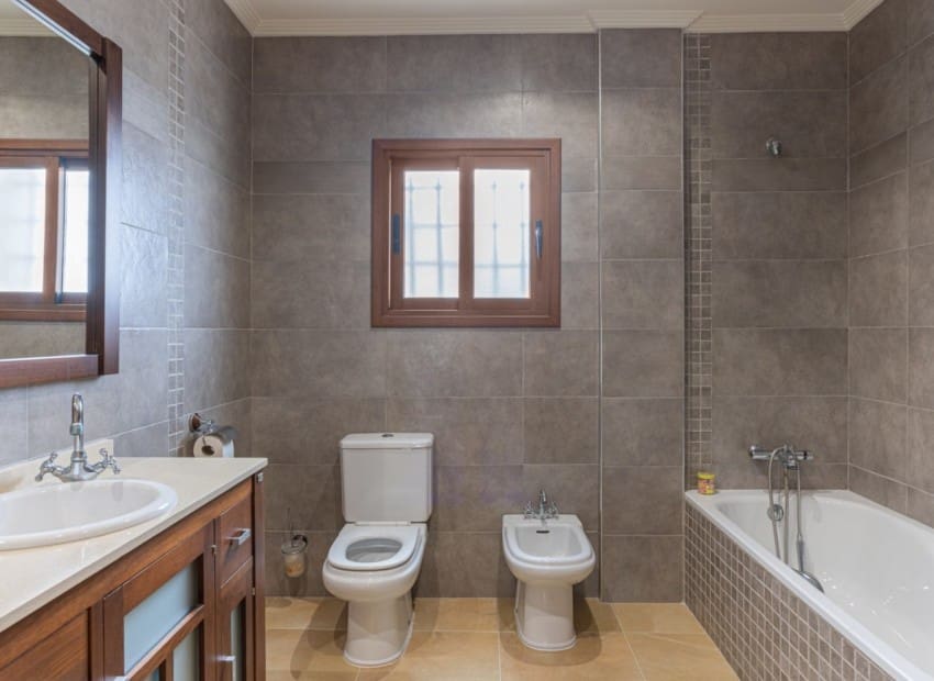 4 sypialnia Willa na sprzedaż w Los Montesinos z basenem garażem - 750 000 € (Ref: 9400034)