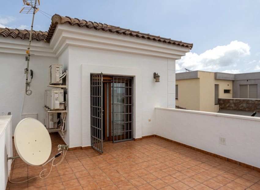 4 sypialnia Willa na sprzedaż w Los Montesinos z basenem garażem - 750 000 € (Ref: 9400034)