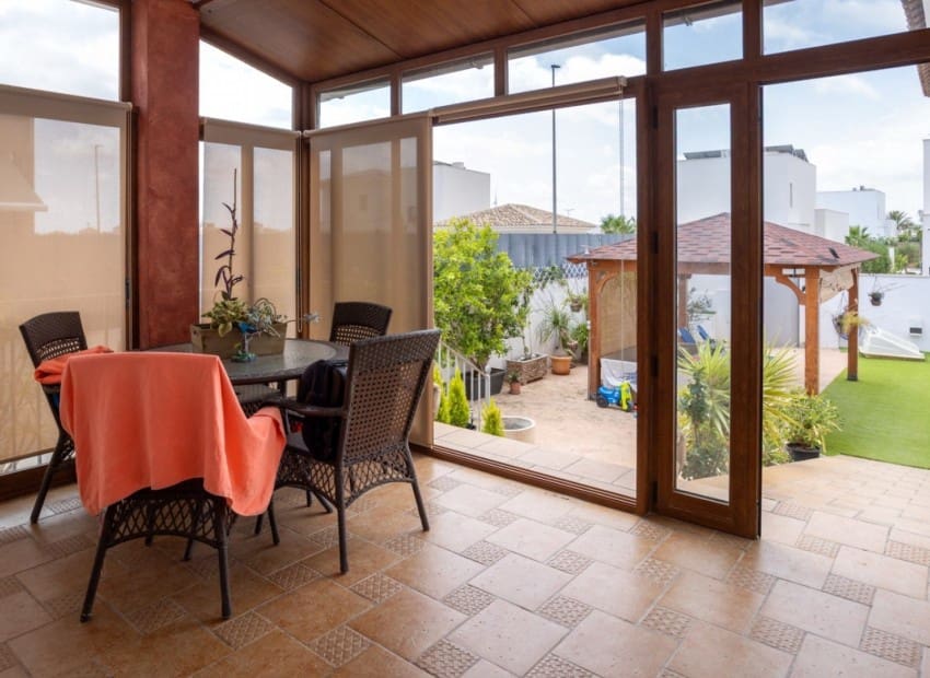 4 sypialnia Willa na sprzedaż w Los Montesinos z basenem garażem - 750 000 € (Ref: 9400034)