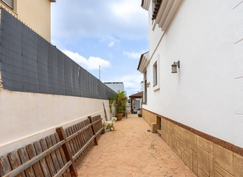 4 sypialnia Willa na sprzedaż w Los Montesinos z basenem garażem - 750 000 € (Ref: 9400034)