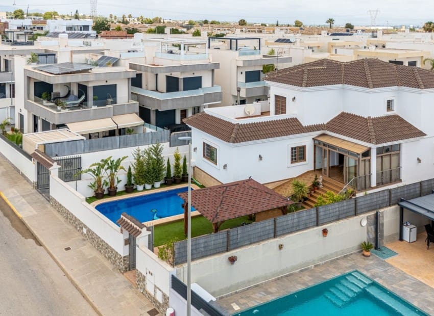 4 sypialnia Willa na sprzedaż w Los Montesinos z basenem garażem - 750 000 € (Ref: 9400034)