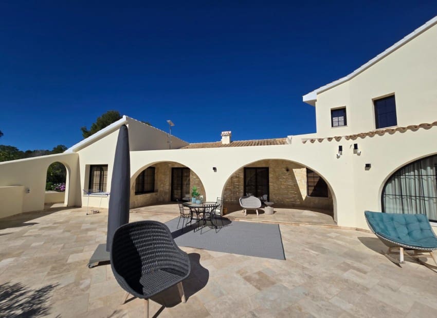 5 bedroom Villa for sale in Altea with pool - € 2,250,000 (Ref: 9454795)