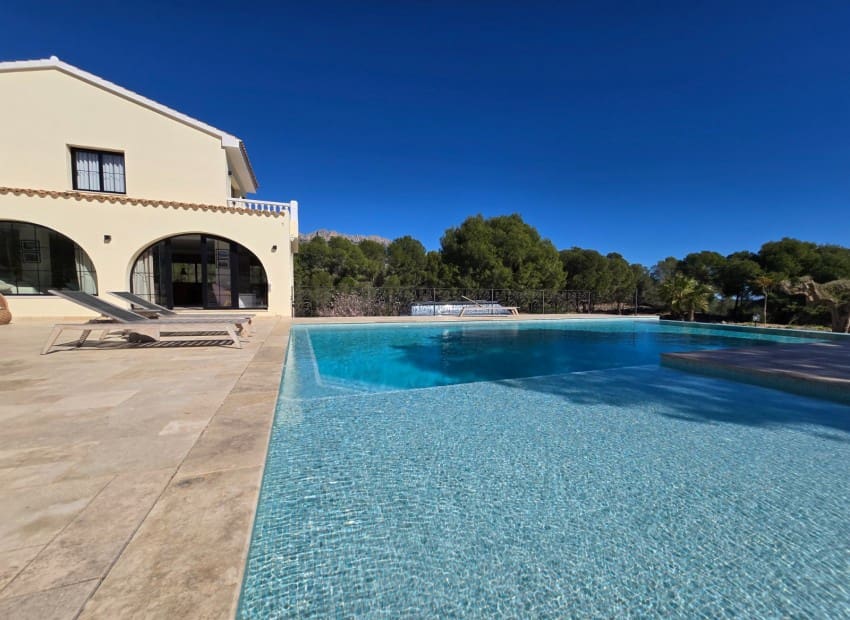 5 bedroom Villa for sale in Altea with pool - € 2,250,000 (Ref: 9454795)