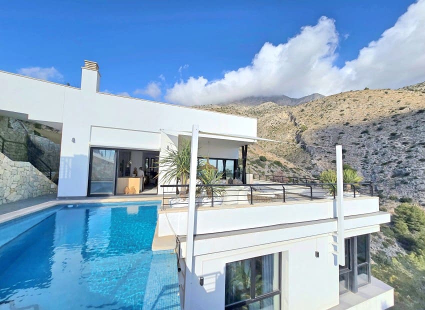 Chalet de 3 habitaciones en Altea en venta con piscina - 890.000 € (Ref: 9454796)