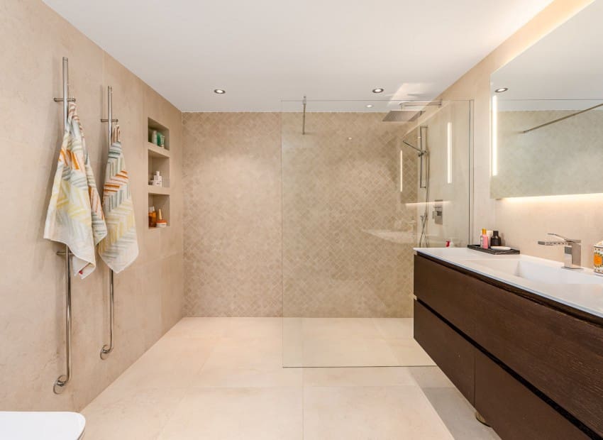 6 bedroom Villa for sale in La Nucia - € 1,800,000 (Ref: 9473459)