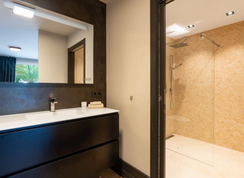 6 bedroom Villa for sale in La Nucia - € 1,800,000 (Ref: 9473459)