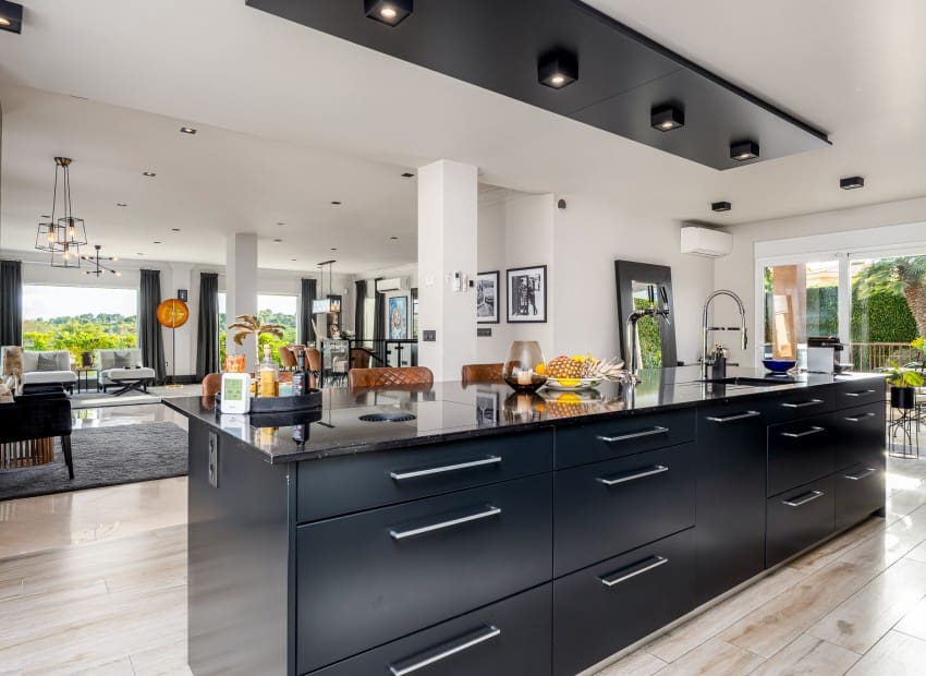 6 bedroom Villa for sale in La Nucia - € 1,800,000 (Ref: 9473459)