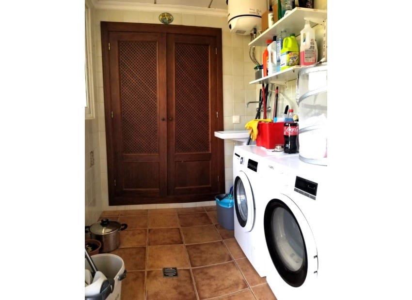 4 slaapkamer Villa te koop in Alicante stad met zwembad garage - € 665.000 (Ref: 9486577)