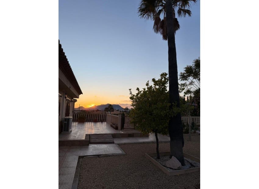 4 slaapkamer Villa te koop in Alicante stad met zwembad garage - € 665.000 (Ref: 9486577)