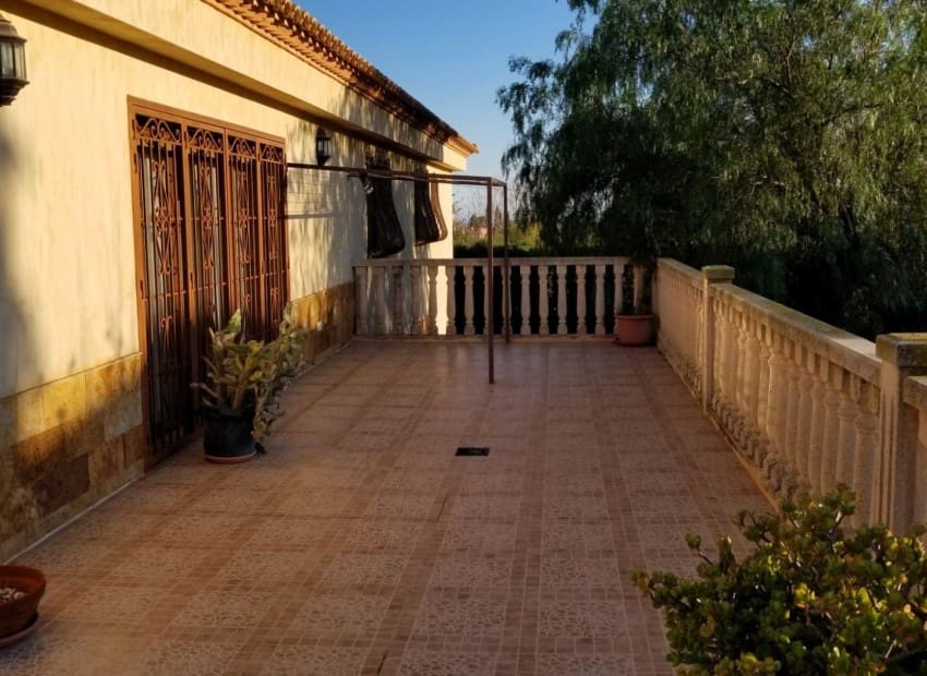 4 slaapkamer Villa te koop in Alicante stad met zwembad garage - € 665.000 (Ref: 9486577)
