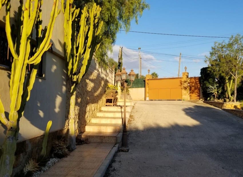 4 slaapkamer Villa te koop in Alicante stad met zwembad garage - € 665.000 (Ref: 9486577)