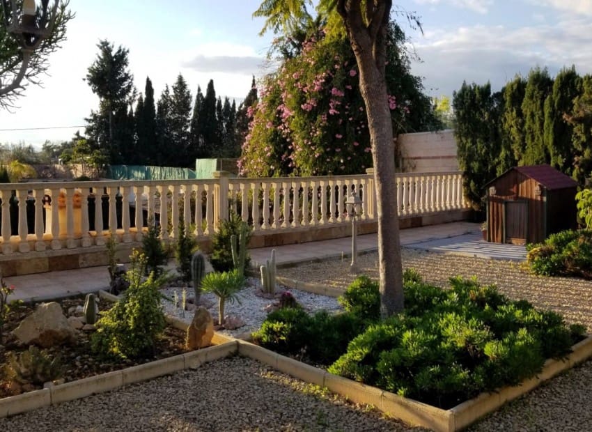 4 slaapkamer Villa te koop in Alicante stad met zwembad garage - € 665.000 (Ref: 9486577)