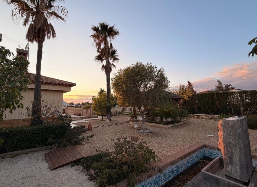 4 slaapkamer Villa te koop in Alicante stad met zwembad garage - € 665.000 (Ref: 9486577)