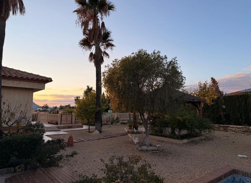 4 slaapkamer Villa te koop in Alicante stad met zwembad garage - € 665.000 (Ref: 9486577)