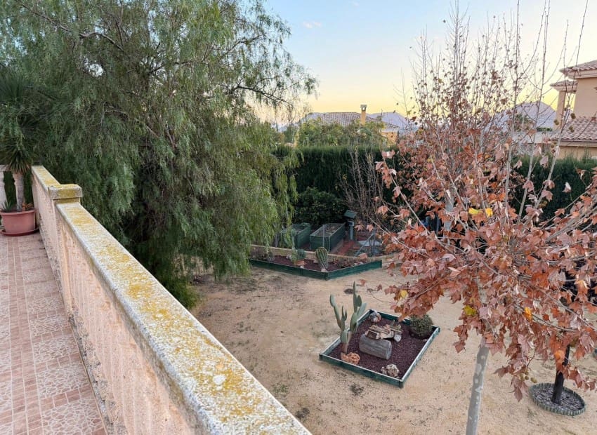 4 slaapkamer Villa te koop in Alicante stad met zwembad garage - € 665.000 (Ref: 9486577)