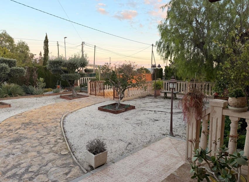 4 slaapkamer Villa te koop in Alicante stad met zwembad garage - € 665.000 (Ref: 9486577)