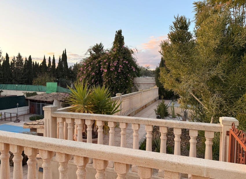 4 slaapkamer Villa te koop in Alicante stad met zwembad garage - € 665.000 (Ref: 9486577)