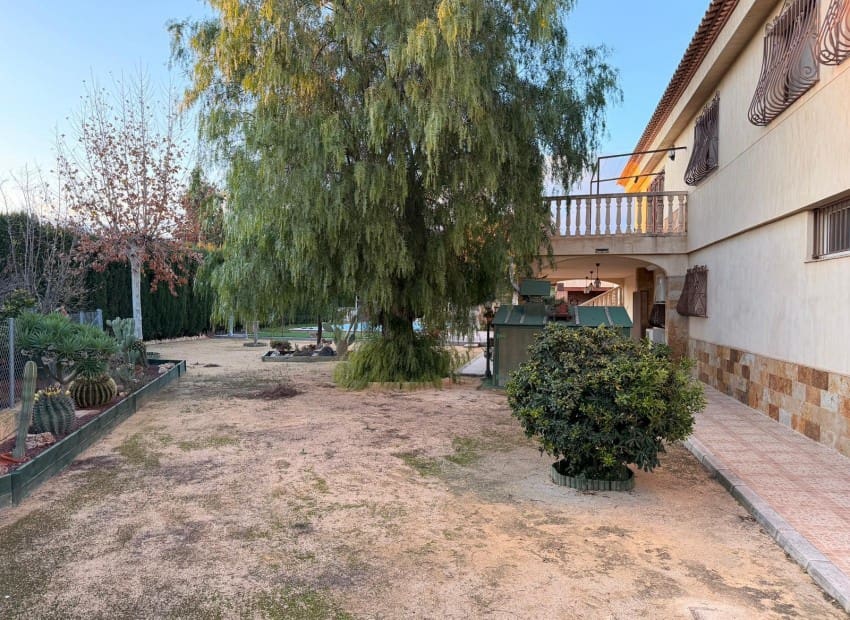 4 slaapkamer Villa te koop in Alicante stad met zwembad garage - € 665.000 (Ref: 9486577)