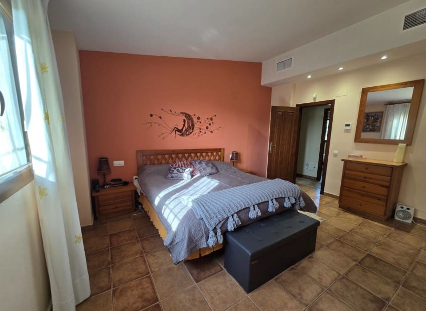 4 soverom Villa til salgs i Alicante by med svømmebasseng garasje - € 639 000 (Ref: 9486577)