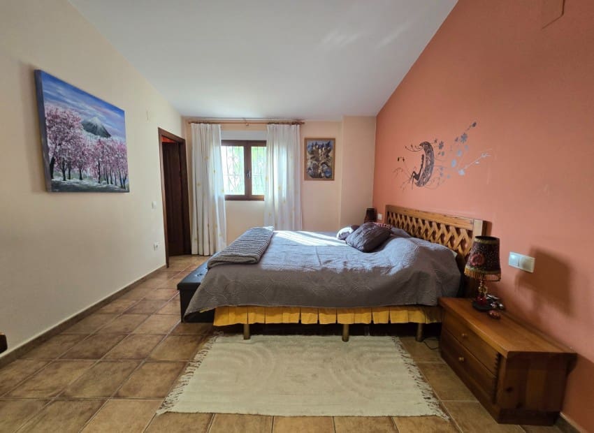 4 soverom Villa til salgs i Alicante by med svømmebasseng garasje - € 639 000 (Ref: 9486577)