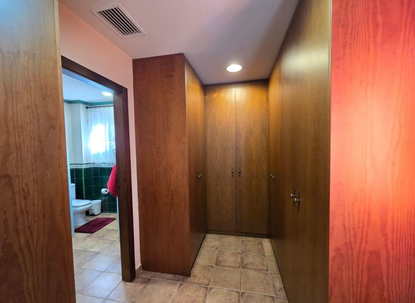 4 soverom Villa til salgs i Alicante by med svømmebasseng garasje - € 639 000 (Ref: 9486577)