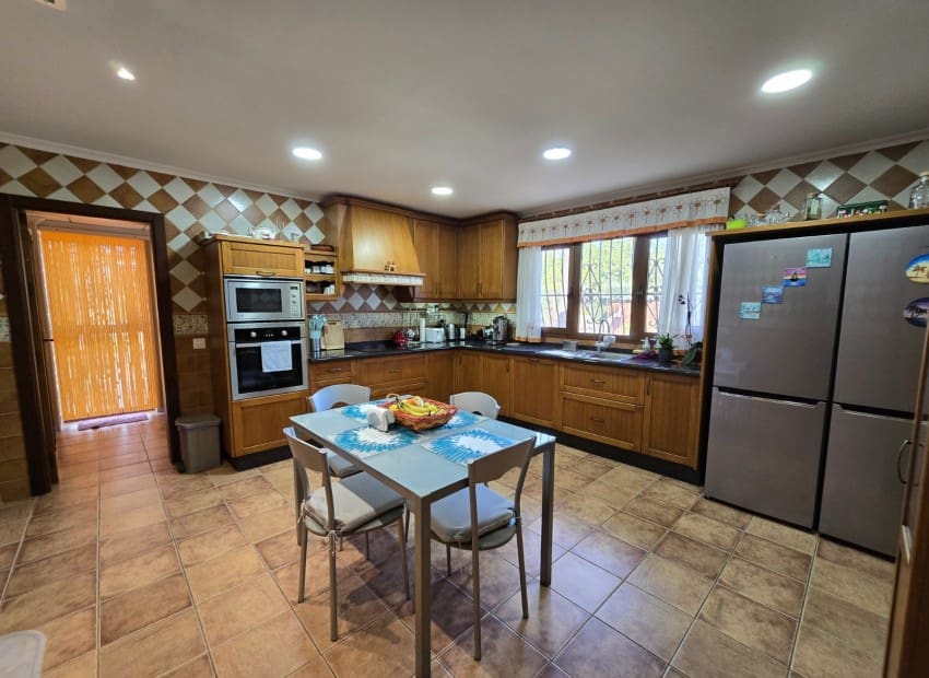 4 soverom Villa til salgs i Alicante by med svømmebasseng garasje - € 639 000 (Ref: 9486577)