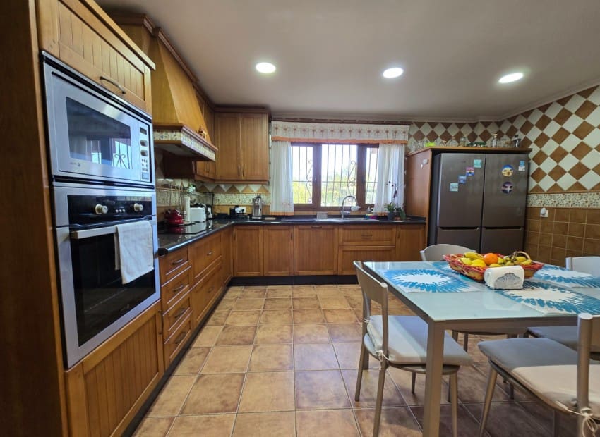 4 soverom Villa til salgs i Alicante by med svømmebasseng garasje - € 639 000 (Ref: 9486577)