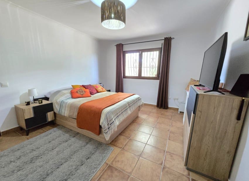 4 soverom Villa til salgs i Alicante by med svømmebasseng garasje - € 639 000 (Ref: 9486577)