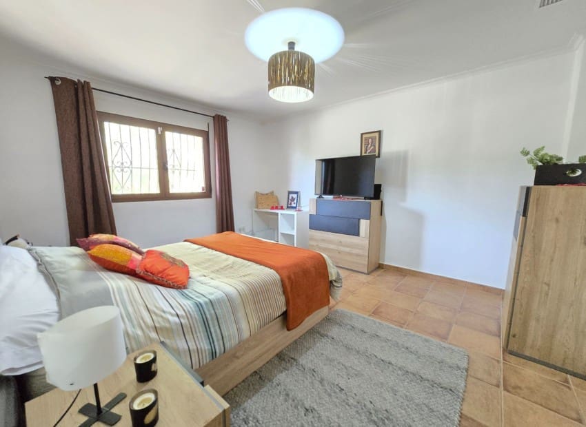 4 soverom Villa til salgs i Alicante by med svømmebasseng garasje - € 639 000 (Ref: 9486577)